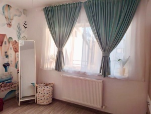 Set 5 piese Hiko, doua draperii scurte din catifea Comfy Ice Blue cu 2 benzi de prindere si o perdea Ana voal, cu rejansa - Img 4