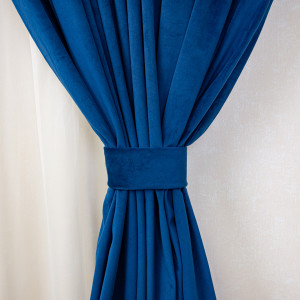 Set 5 piese pentru copii, Hiko Kids, 2 draperii scurte din catifea Comfy albastru royal cu 2 benzi de prindere si o perdea Ana voal cu pom pom colorat, cu rejansa - Img 3