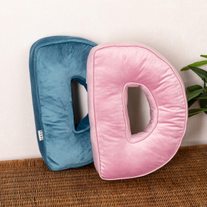 Perna XL- 40cm, Hiko Name litera D din catifea albastra sau roz, cu vipusca - Img 1