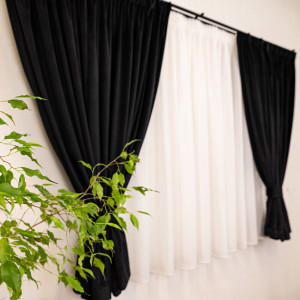 Set 2 draperii scurte cu doua benzi de prindere Hiko COMFY catifea neagra, cu rejansa - Img 3