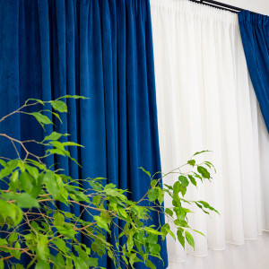 Set 2 draperii scurte cu doua benzi de prindere Hiko COMFY catifea albastru royal, cu rejansa - Img 3