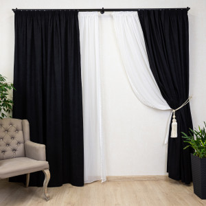 Set 4 piese Hiko, doua draperii COMFY catifea neagra si doua perdele Ana voal alb cu pom pom, cu rejansa