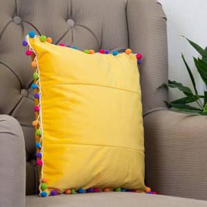 Set doua perne decorative cu fata detasabila, catifea galbena COMFY Fantasy cu pom pom colorati 2x40x40cm - Img 3