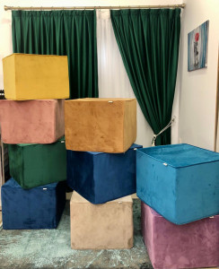 Taburet, otoman din catifea Hiko Comfy albastru royal (sau alta culoare LA ALEGERE) burete ferm 50x50cm cu inaltimea de 40cm - Img 1