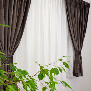 Set 2 draperii scurte cu doua benzi de prindere Hiko COMFY catifea deep taupe, cu rejansa - Img 2