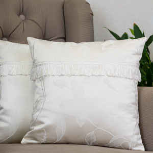 Set 2 perne decorative brodate, cu fata detasabila, Hiko Ivoire Fantasy cu banda decorativa 2x40x40cm