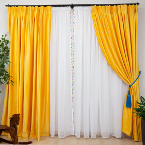 Set 4 piese Hiko pentru copii, doua draperii COMFY catifea galbena si perdele Ana voal alb cu pom pom, cu rejansa