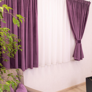 Set 5 piese Hiko, doua draperii scurte din catifea Comfy mov cu 2 benzi de prindere si o perdea Ana voal, cu rejansa - Img 2