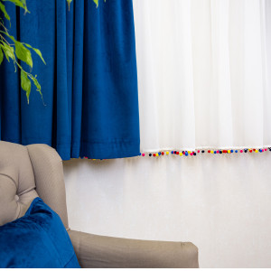 Set 5 piese pentru copii, Hiko Kids, 2 draperii scurte din catifea Comfy albastru royal cu 2 benzi de prindere si o perdea Ana voal cu pom pom colorat, cu rejansa - Img 4