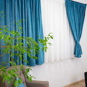 Set 2 draperii scurte cu doua benzi de prindere Hiko COMFY catifea Ocean Blue, cu rejansa - Img 4