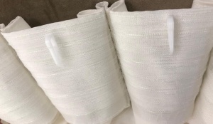 Set 5 piese Hiko, cu rejansa pliuri, fundita, pentru exact dimensiunea sinei/galeriei cu inaltimea aleasa, draperii scurte din catifea Comfy roz pudra cu 2 benzi de prindere si o perdea Ana voal - Img 5