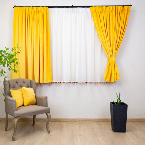 Set 5 piese pentru copii, Hiko Kids, 2 draperii scurte din catifea Comfy galbena cu 2 benzi de prindere si o perdea Ana voal cu pom pom colorat, cu rejansa