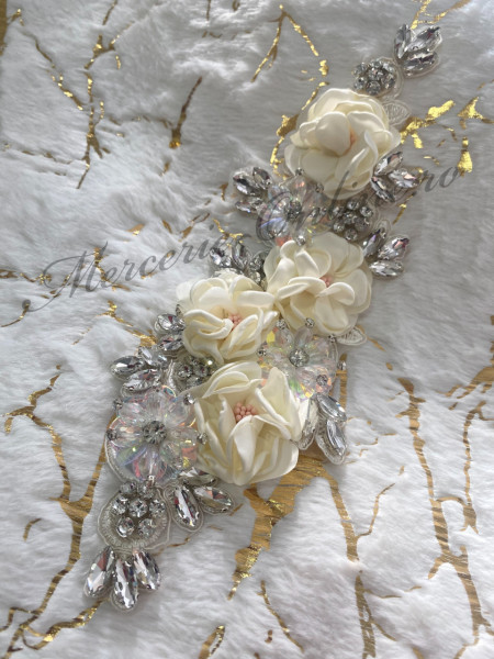 Aplicatie brodata cu flori 3D si cristale, Ivoire, cca 9.5x26cm, (la bucata) Cod:2892