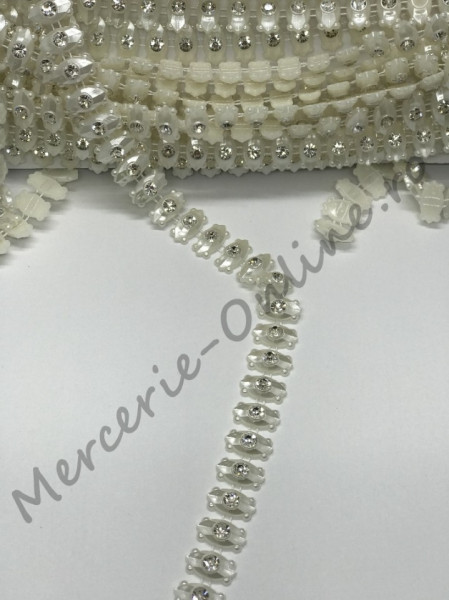 Banda decorativa cu strasuri , latime cca 1.5cm, (la metru) Cod:0060