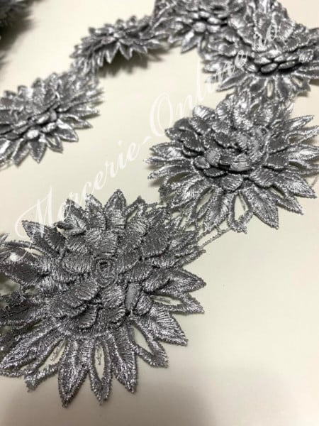 Dantela brodata flori 3D lurex, cca 7.5cm (la metru) Cod:1193 - Img 2