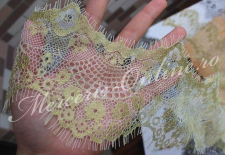 Dantela fina Chantilly, Alb/Auriu, cca 12cm (la bucata) Cod:3878 - Img 2
