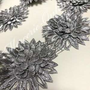 Dantela brodata flori 3D lurex, cca 7.5cm (la metru) Cod:1193 - Img 2