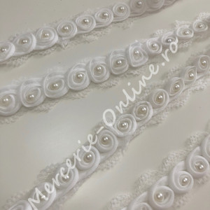 Dantela brodata flori cu perle, cca 3cm (la metru) Cod:1257 - Img 2
