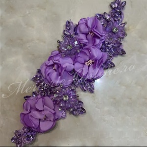 Aplicatie brodata cu flori 3D si cristale, Lila, cca 9.5x26cm, (la bucata) Cod:3490