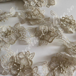 Dantela brodata flori 3D lurex, cca 7cm (la metru) Cod:1994 - Img 2