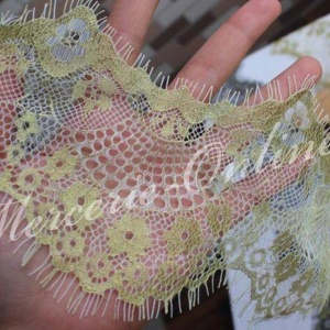 Dantela fina Chantilly, Alb/Auriu, cca 12cm (la bucata) Cod:3878 - Img 2