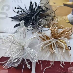 Aplicatie floare 3D cu margele si pene, cca 14cm (la bucata) Cod:3640
