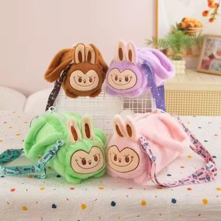 Geantă pluș Labubu pentru copii – 21 x 15 cm