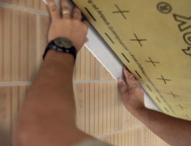 Pas 2: Aplicarea benzii pe bariera de vapori