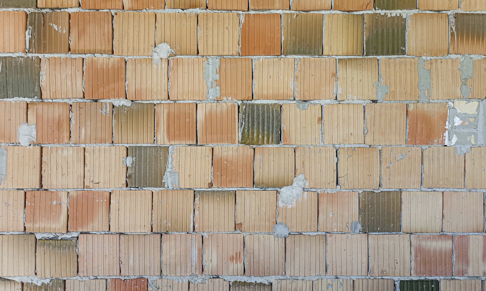 Perete din zidărie ceramică înainte de aplicarea tencuielii