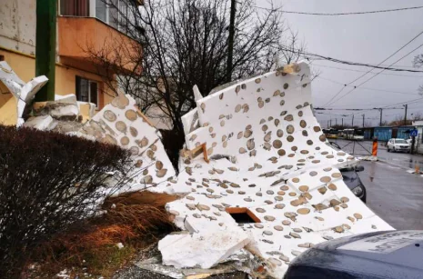 Plăci termoizolante desprinse pe care se observă adeziv aplicat numai în puncte
