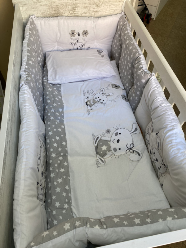 Бебешки спален комплект Бродерия Зайчета сиви звезди
