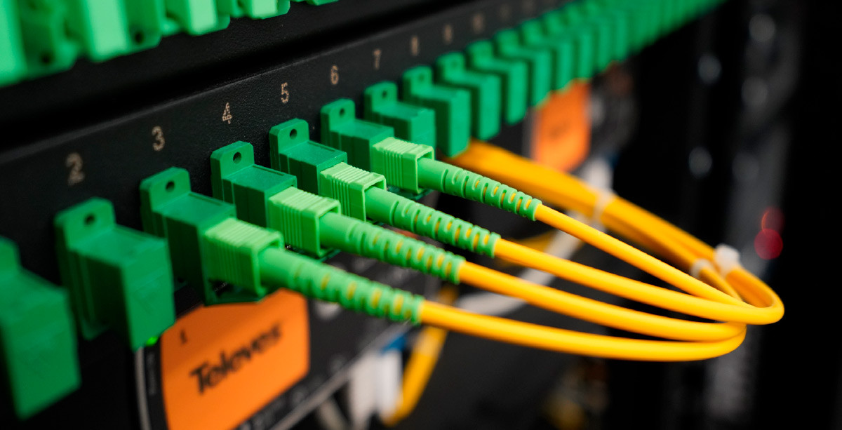 Red de distribución de fibra óptica y accesorios