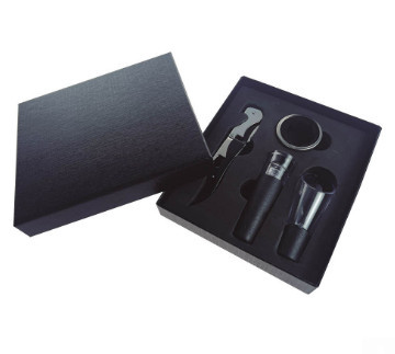 401070008 - 8433373065949Conjunto de 4 peças: saca-rolhas, bomba de vácuo, servidor de vinho e anel de gotejamento