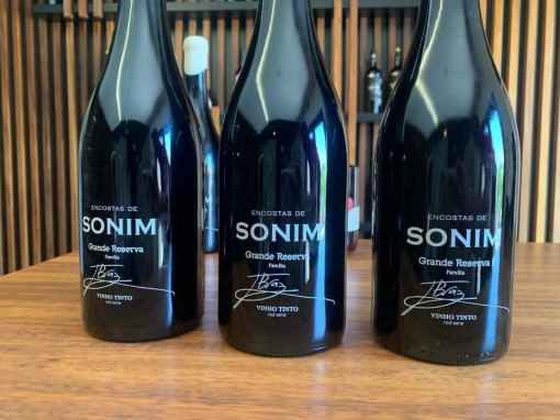 Garrafa Vinho Tinto Encostas de Sonim Grande Reserva Familia by Jorge Braz