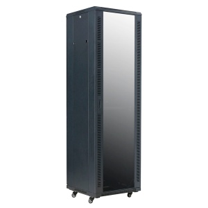 Armário rack para qualquer equipamento de rede - Capacidade para instalar dispositivos de até 42U - Suporta cargas muito pesadas de até 800 kg - Com ventilação integrada e passa-cabos organizados - Inclui 2 ventoinhas, 2 bandejas e uma régua de 6 - É entr