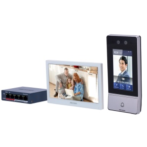 Video-Gegensprechanlage - IP- und WiFi-Technologie | PoE-Switch - Platine und Monitor | Ermöglicht 16 weitere Monitore – Gesichtserkennung, MF-Karte, PIN und QR | PoE - Mobile Anwendung mit P2P | Interne Relais im Monitor – Oberflächenmontage | IP65