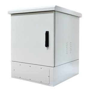 Capacidade de 9U para padrões de 19 polegadas. - Proteção IP65 contra poeira e jatos de água. - Sistema de painel duplo para isolamento térmico. - Carga estática máxima suportada de 100 kg. - Ventilação ativa por meio de uma bandeja de ventoinhas. - Fabri