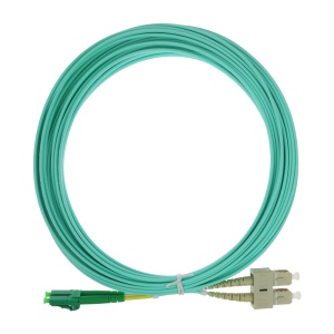 Cable de conexión de fibra óptica dúplex - Fibra multimodo OM4 de alta velocidad - Conectores híbridos LC APC y SC UPC - Longitud exacta de 10 metros - Cubierta exterior LSZH color Aqua - Compatibilidad de uso genérica universal