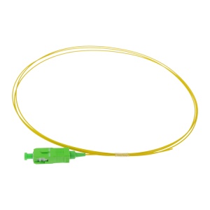 Pigtail de fibra óptica simplex - Fibra monomodo G657A2 de alto rendimiento - Conector SC con pulido APC - Diámetro ultrafino de 0.9 mm (tight buffer) - Longitud exacta de 1.5 metros - Cubierta exterior LSZH color amarillo