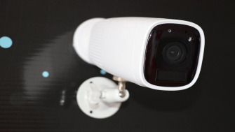 Descubre la mejor tecnología en nuestra nueva cámara Arlo Security!  La cámara  Arlo Security cuenta con un potente foco de luz y sirena integradas que se  activan automáticamente al detectar movimiento