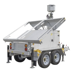 PRECISION PST-VTS-4PL Traila / Remolque de Doble Eje con Mastil Retractil de 7.5 m. para Videovigilancia o Iluminacion con Bases para Instalar Paneles Solares y Baterias (No incluidos)