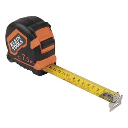 KLEIN TOOLS 9375 Flexometro (Cinta de Medir) de 7.5 m con Gancho doble Magnetico. Graduada por Ambos Lados y Freno de Alta Velocidad. De Uso Rudo