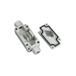 PRECISION PST-PBT-3P Caja de Conexion Exterior con Terminales Intermedias para 3 Lineas (Tornillo simple). Incluye Glandulas.