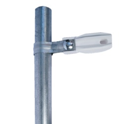 SFIRE SFABRAZADERAW Aislador de paso o esquina de color Blanco con abrazadera incluida de 33-38mm para uso en tuberia de malla ciclonica.