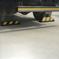 AccessPRO AC55TC Tope Vehicular 55cm / Para Camion / Estacionamiento / Color Negro-Amarillo.