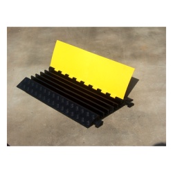 AccessPRO AC905-CV Protector de Cable de 5 Canales / Base de Goma y Tapa de Plastico / Capacidad 4.6 Toneladas / Canal 38x35MM / Longitud 90 cm / Amarillo y Negro