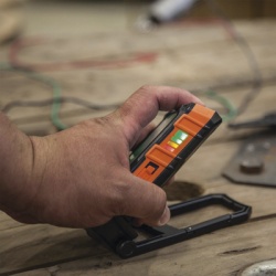 KLEIN TOOLS 56-403 Lampara de LED para Trabajo Personal Recargable y Magnetica (53 x 130 x 42 mm). 2 Potencias a elegir. Puede Cargar Smartphone - Img 10