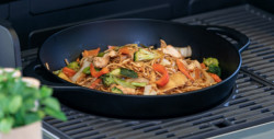 TIGAIE WOK 32CM DIN FONTA PENTRU SISTEMUL CULINAR MODULAR CAMPINGAZ