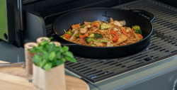 TIGAIE WOK 32CM DIN FONTA PENTRU SISTEMUL CULINAR MODULAR CAMPINGAZ