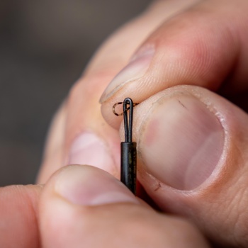 TIJA PLUMB BAG CU AGRAFA RAPIDA AVID CARP OUTLINE FLECKTONE LONG 9CM BAG STEM 5BUC - Img 4